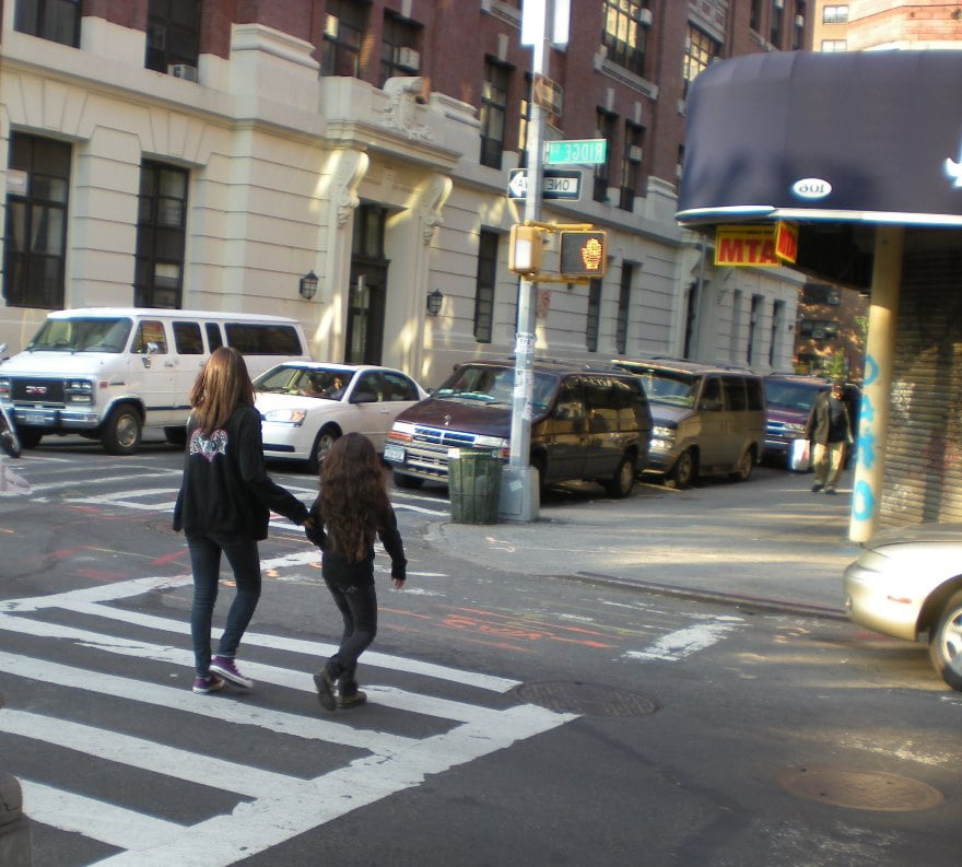 Children Crossing Street via Team Klzwick/WikiCommons 