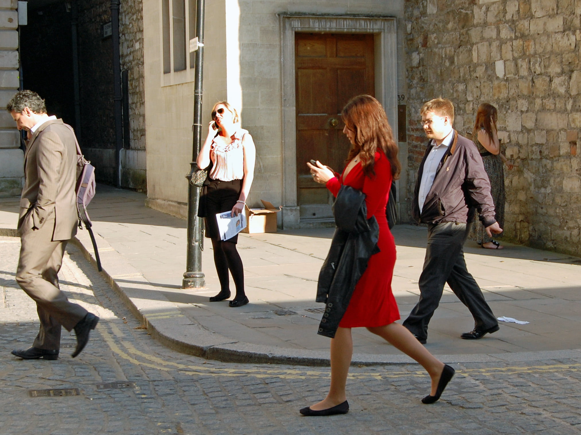 Smartphone Users Crossing Street via Dun.can/Flickr