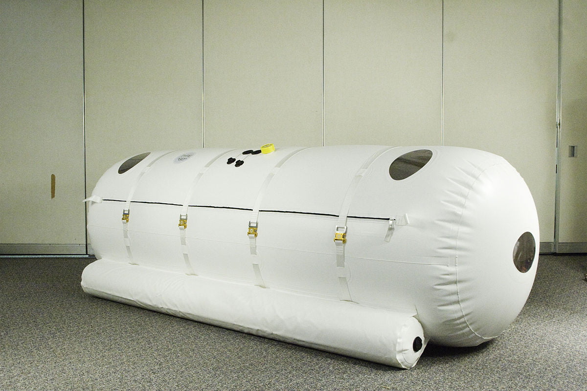 An illustrative photo of a portable hyperbaric chamber. By <a class="extiw" title="wikipedia:User:Mckeeman" href="https://en.wikipedia.org/wiki/User:Mckeeman">Mckeeman</a> at <a class="extiw" title="wikipedia:" href="https://en.wikipedia.org/wiki/">English Wikipedia</a>, <a title="Creative Commons Attribution 3.0" href="http://creativecommons.org/licenses/by/3.0">CC BY 3.0</a>, <a href="https://commons.wikimedia.org/w/index.php?curid=7132798">Link</a>