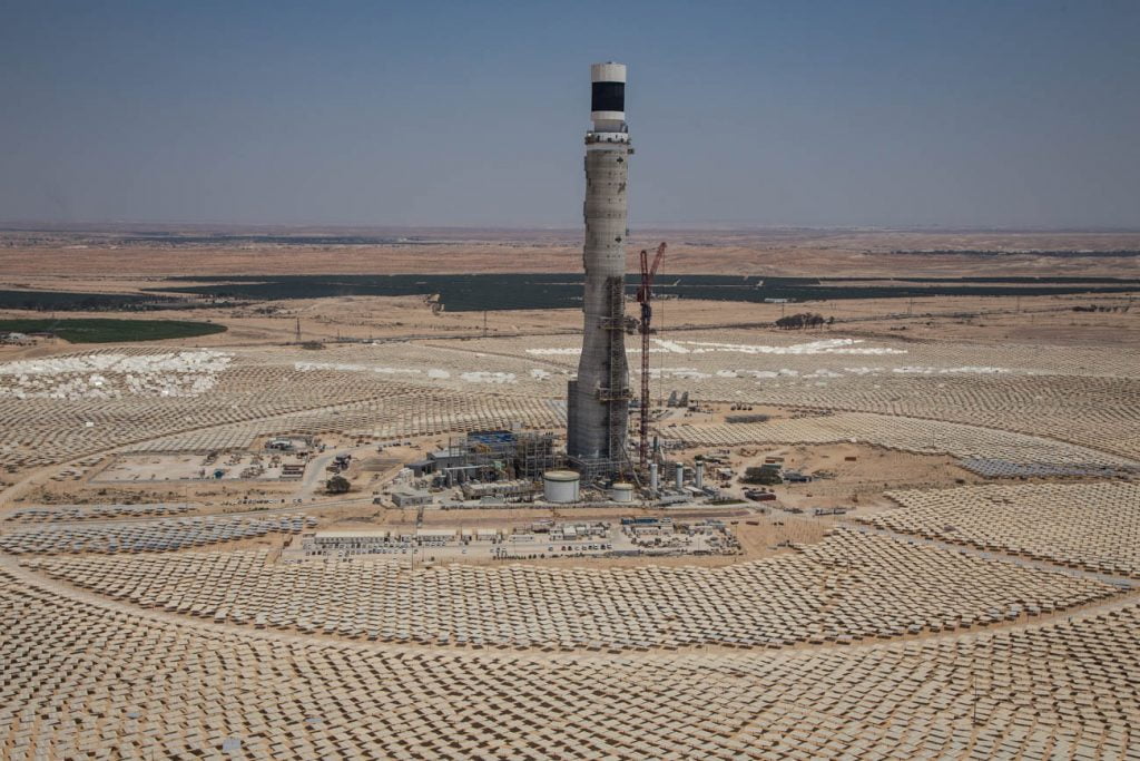 The Megalim Solar Power plant and tower in the Negev. Photo by Albatross photo agency
