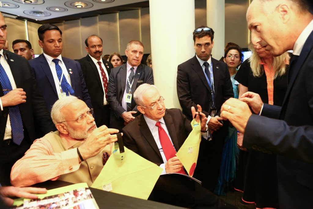 Biofeed founder Dr. Nimrod Israely showing the FreeDome lure to Indian PM Narendra Modi and Israeli PM Benjamin Netanyahu, in January 2018. Photo by Avi Dod