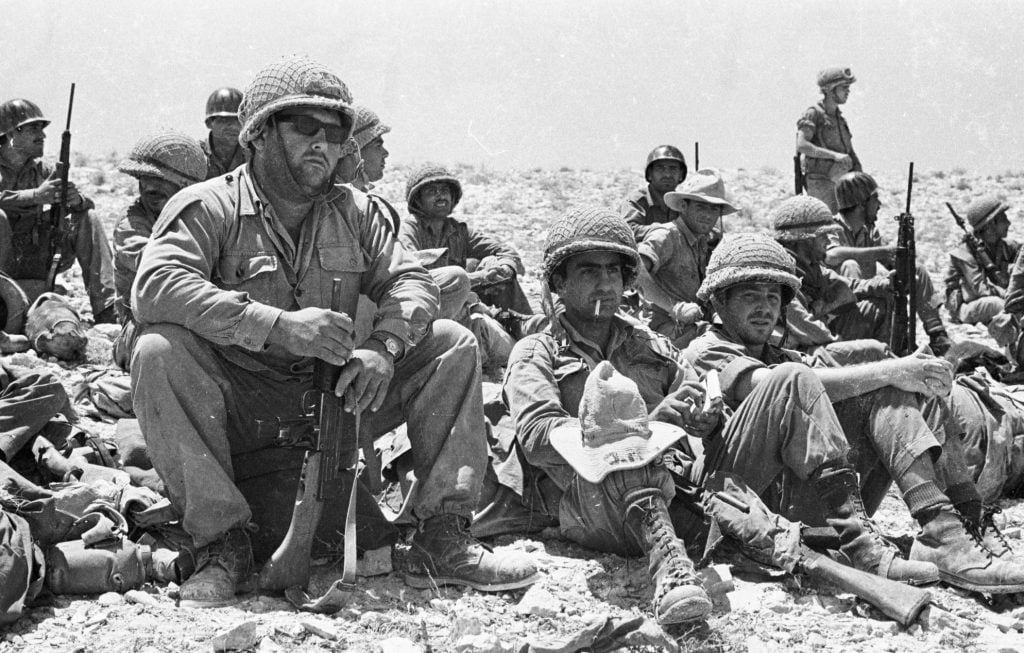 Soldiers in the Negev desert, 1967. Photo: IPPA staff, the Dan Hadani Collection