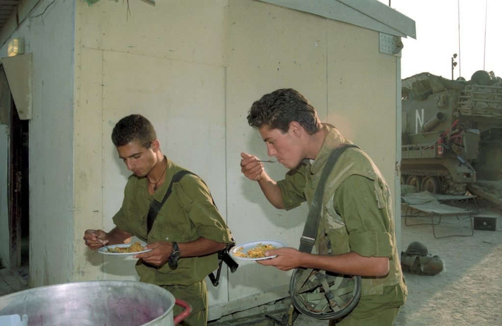 IDF soldiers during Operation Accountability in 1993. photo: IPPA staff, the Dan Hadani Collection