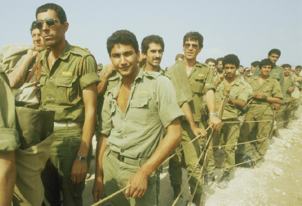 Soldiers returning from Lebanon, 1982, photo: IPPA staff, the Dan Hadani Collection