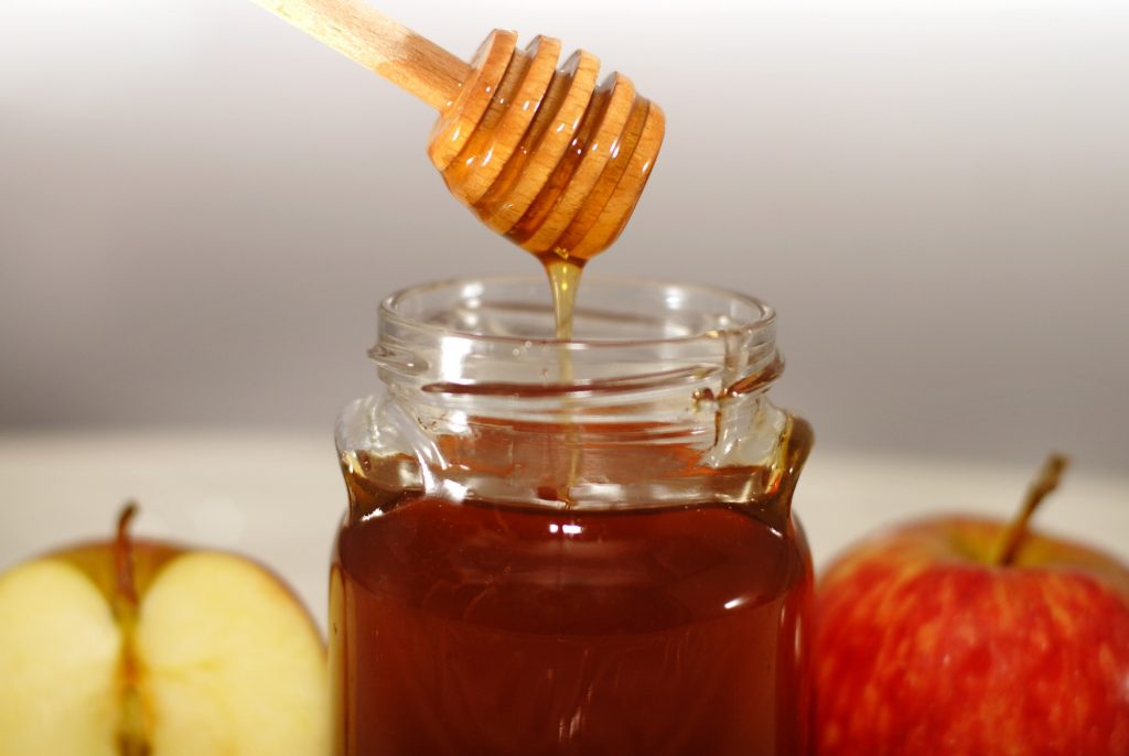 Apples and honey on Rosh Hashanah. Deposit Photos