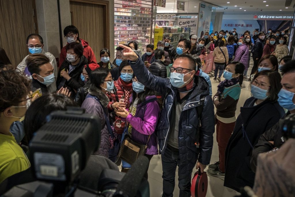 People wearing surgical masks in China during the 2019–20 coronavirus outbreak. By Studio Incendo - DSCF2199, CC BY 2.0, Link