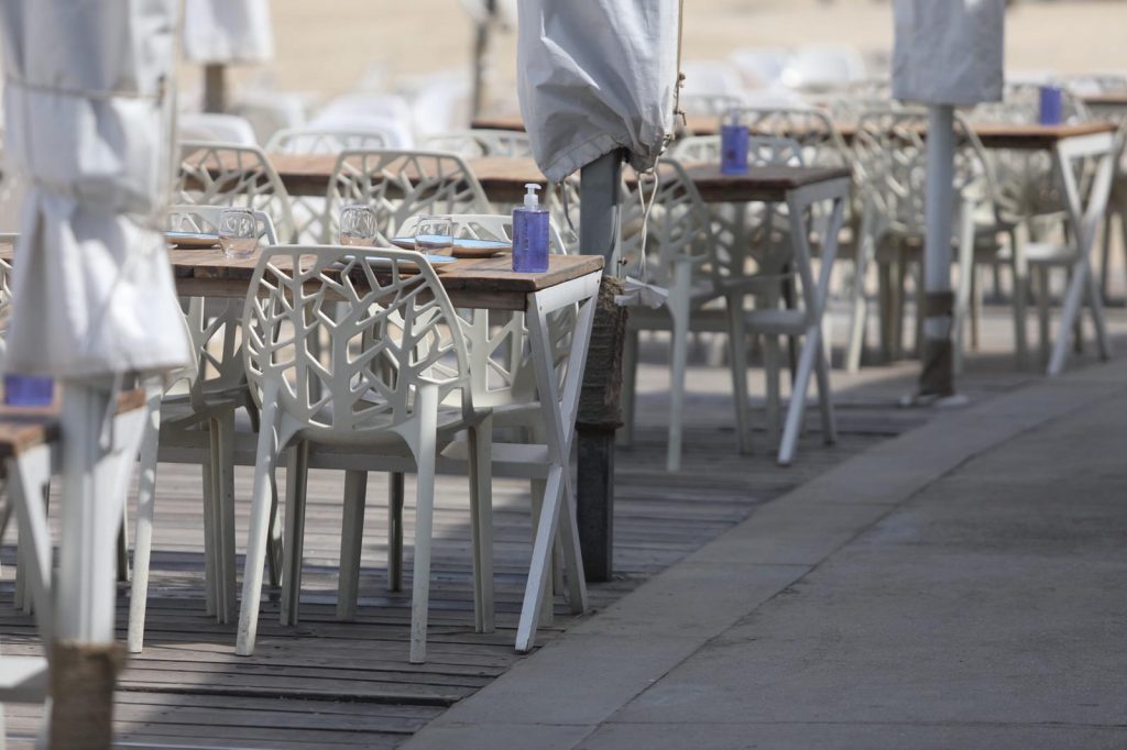 An eatery on the Tel Aviv shore with a disinfectant for each table. Photo: Ilan Spira 