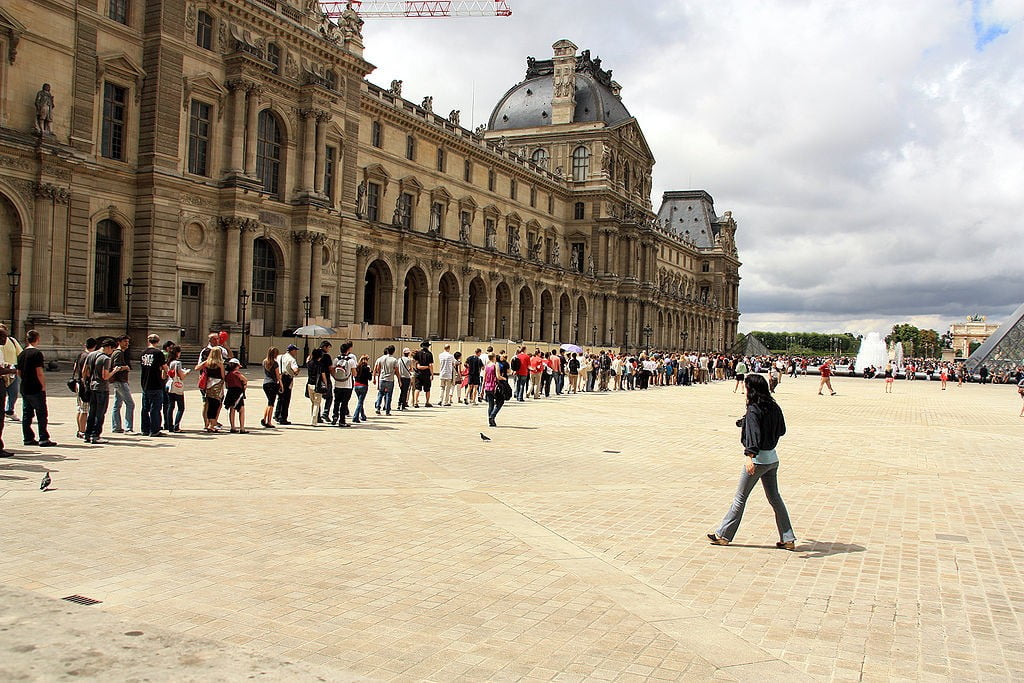 Queue-to-the-Louvre via WikiCommons
