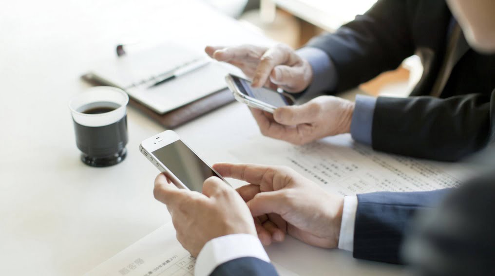 men holding smartphones. Courtesy of AppsVillage