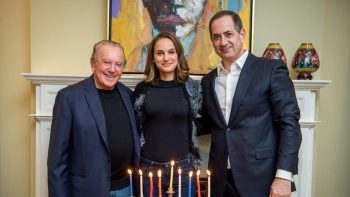 Philanthropist Morris Kahn, 2018 Genesis Prize Laureate Natalie Portman, and Co-Founder and Chairman of The Genesis Prize Foundation Stan Polovets. (PRNewsfoto/The Genesis Prize Foundation)