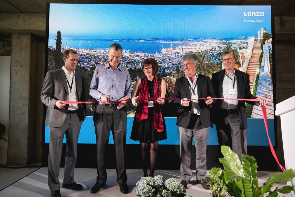 The ribbon cutting (from left to right: Eytan Abraham (R&D), Marc Funk (COO), Frida Gotlieb (Head of the CIC), Patrick Aebischer (VP of the Lonza board), Keith Hutchinson (R&D)