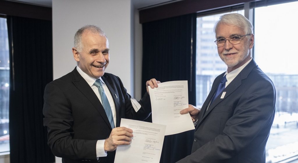 Presidents Asher Cohen of The Hebrew University of Jerusalem and Tim Killeen of U. Illinois at the MOU signing in Chicago Jan 23, 2019.