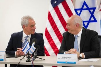 Chicago Mayor Rahm Emanuel, left, and Chemi Peres sign an MOU on tech and innovation collaboration, April 2019. Courtesy