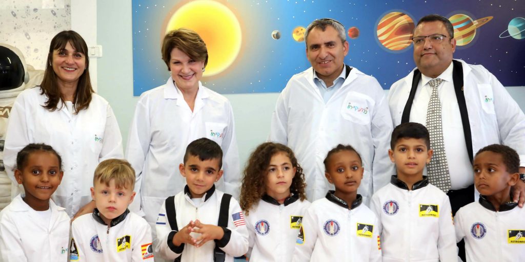 MadaKids participants and teachers with Jerusalem Mayor Moshe Lion, top right, and Minister of Jerusalem Affairs Ze'ev Elkin, second from top right, July 2, 2019. Photo by Sivan Pereg