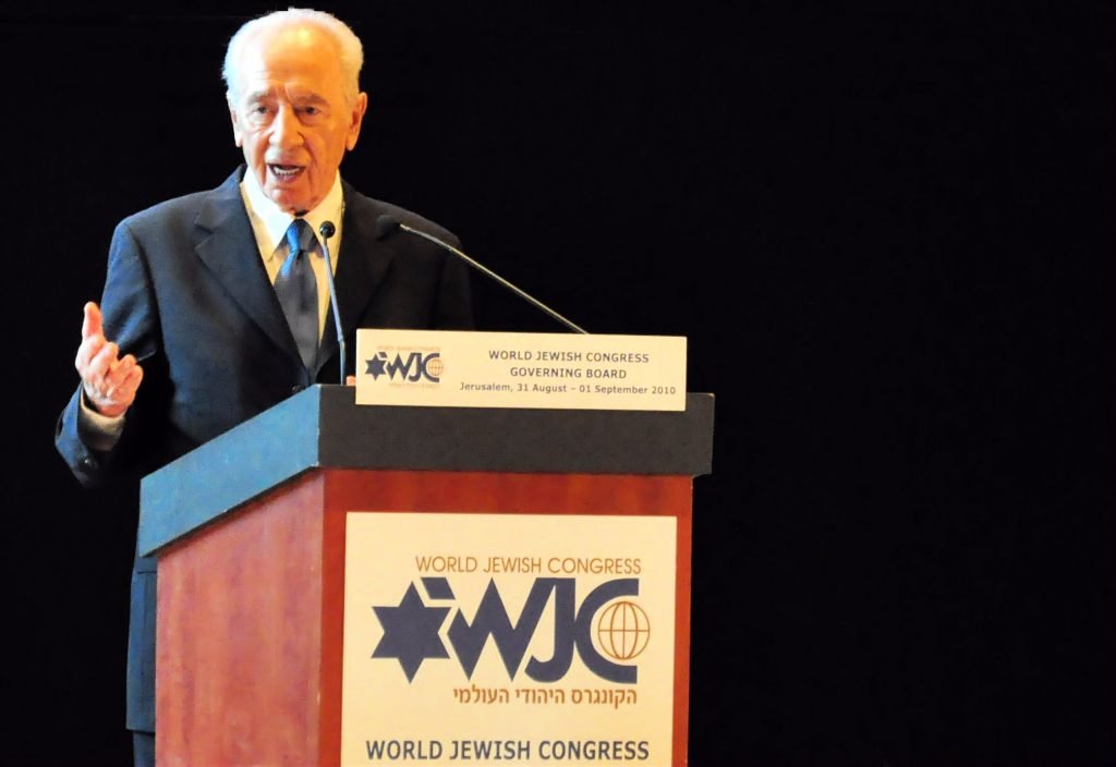 Shimon Peres addresses a gathering of the World Jewish Congress in Jerusalem in 2010. By Michael Thaidigsmann - Own work, CC BY-SA 3.0, https://commons.wikimedia.org/w/index.php?curid=17614119