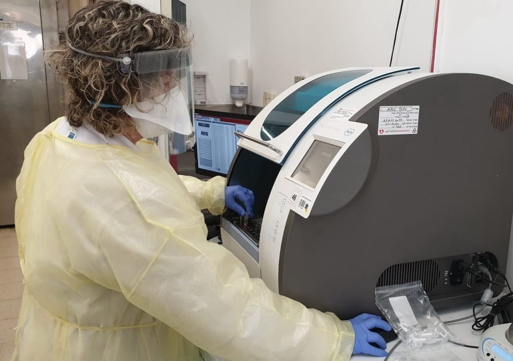 Coronavirus testing at a lab at the Hillel Yaffe Medical Center in Hadera. Illustrative. March 2020. Photo: Health Ministry via Telegram