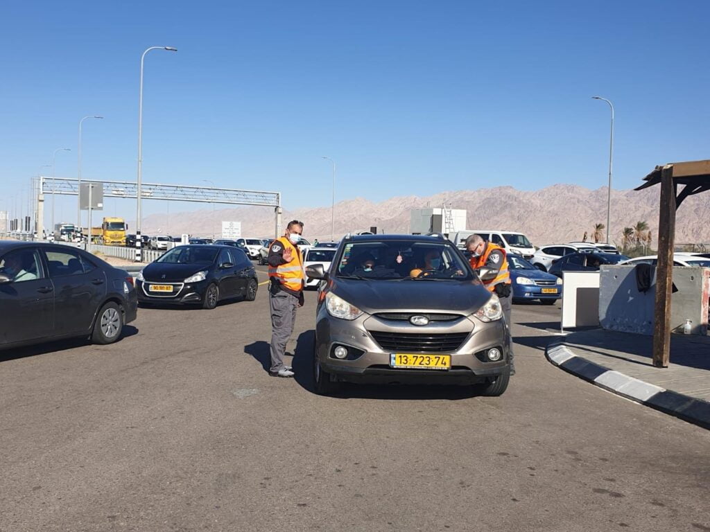 Officials at coronavirus checkpoints at the entrance to Eilat verify tourists' COVID-19 tests before they are allowed to enter. Photo: Eilat municipality
