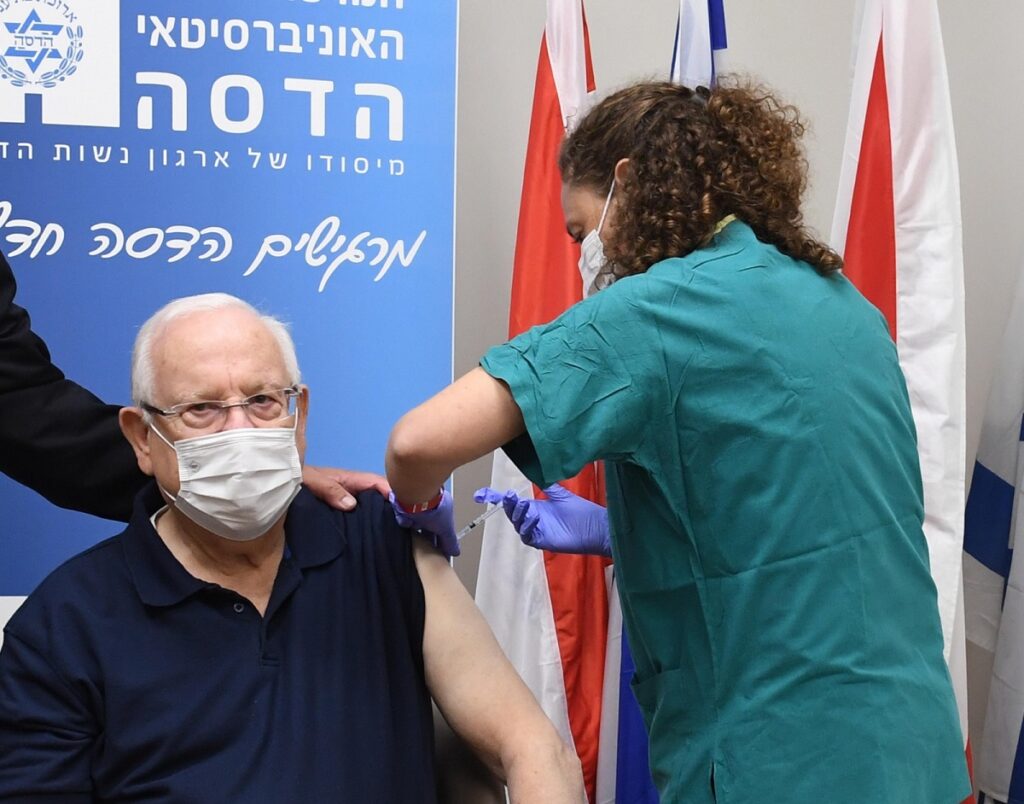 Nurse Chava Gardner gives President Reuven Rivlin his COVID-19 vaccine dose. Photo: Mark Neyman/GPO