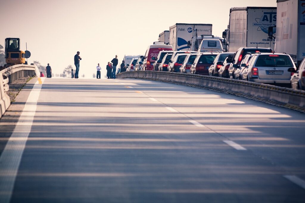 Traffic on the highway. Image by Ralf Vetterle from Pixabay 