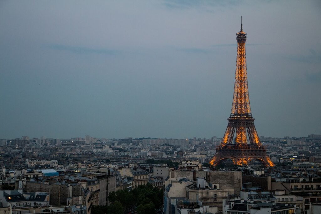 Paris at dusk. Photo by Rafael Kellermann Streit on Unsplash