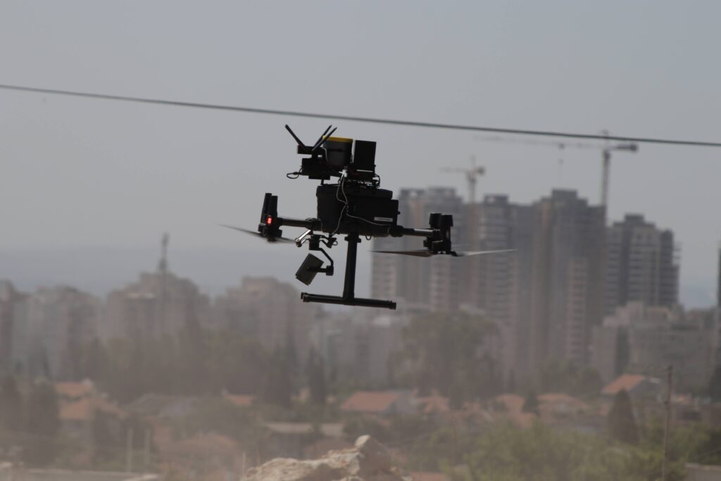 A delivery drone flies over a residential neighborhood in Hadera. June 2021. Photo: Aviv Bar-Zohar
