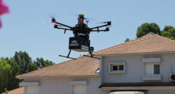 A delivery drone flies over a residential neighborhood in Hadera. June 2021. Photo: Aviv Bar-Zohar