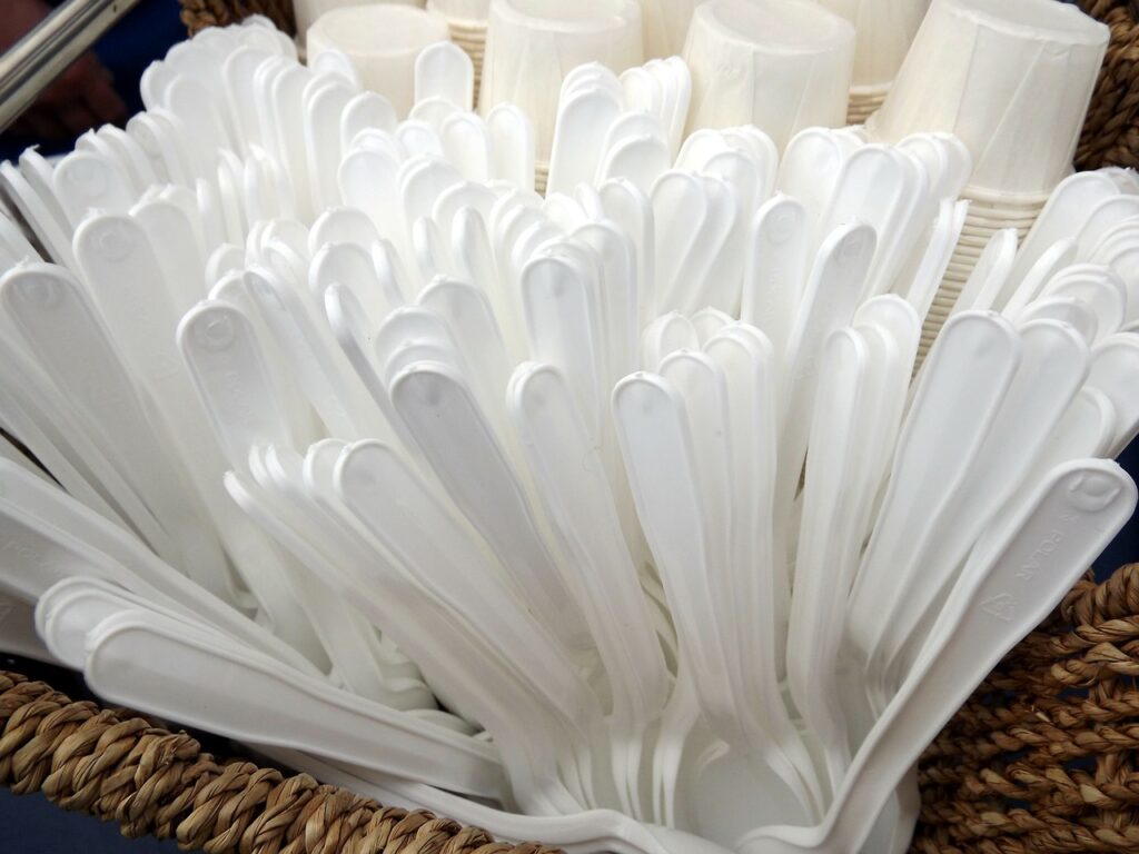 Plastic spoons. Photo via Pixabay