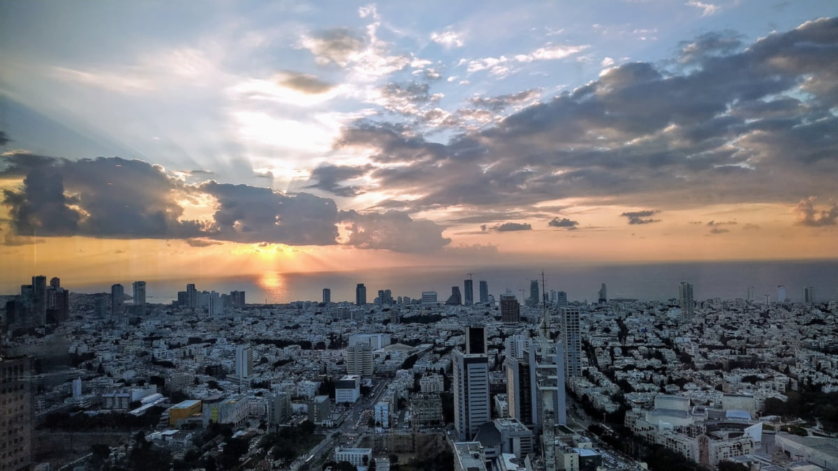 Тель Авив закат. Фото многоэтажек Тель Авив черно белое. Fog in Tel Aviv.